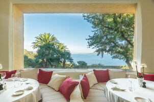 2 restaurants servant le déjeuner, spécialités Cuisine méditerranéenne