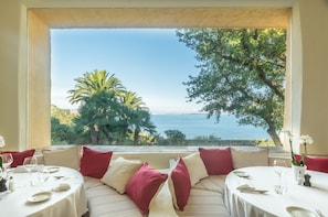 2 restaurants servant le déjeuner, spécialités Cuisine méditerranéenne