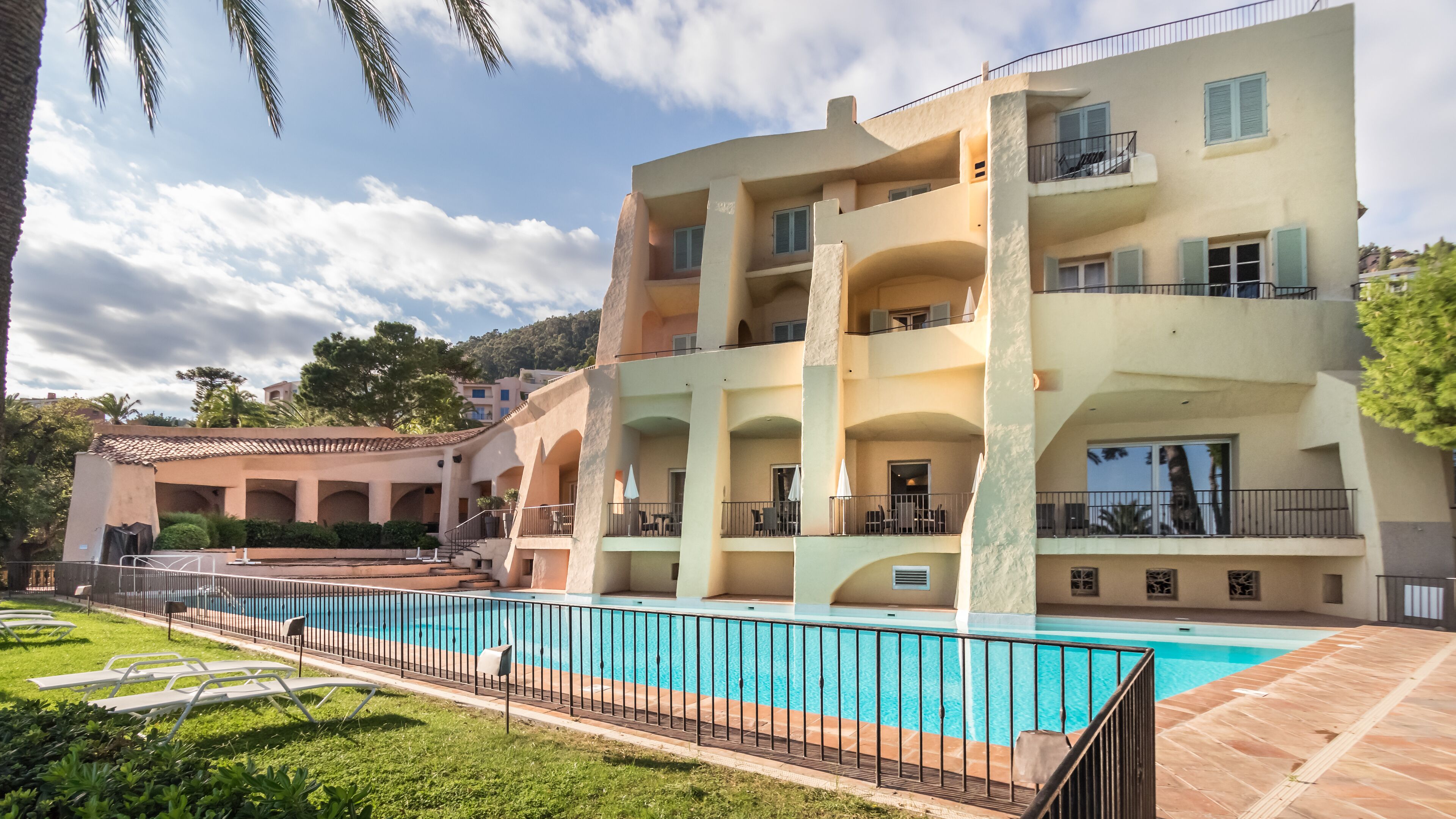 Alberca al aire libre y camastros 