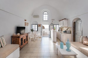 Villa – exclusive, 2 soverom, massasjebadekar, sjøutsikt | Oppholdsområde | Flatskjerm-TV