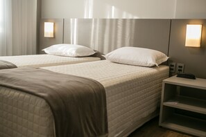 Tomannsrom – deluxe | Minibar, safe på rommet, skrivebord og blendingsgardiner