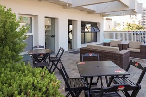 Una piscina al aire libre