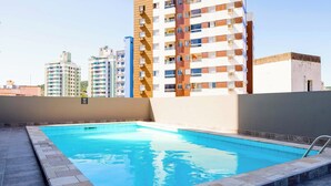 A rooftop swimming pool with a clear blue water surface, surrounded by a stone deck. - Tri Hotel Premium Criciuma (Criciuma)