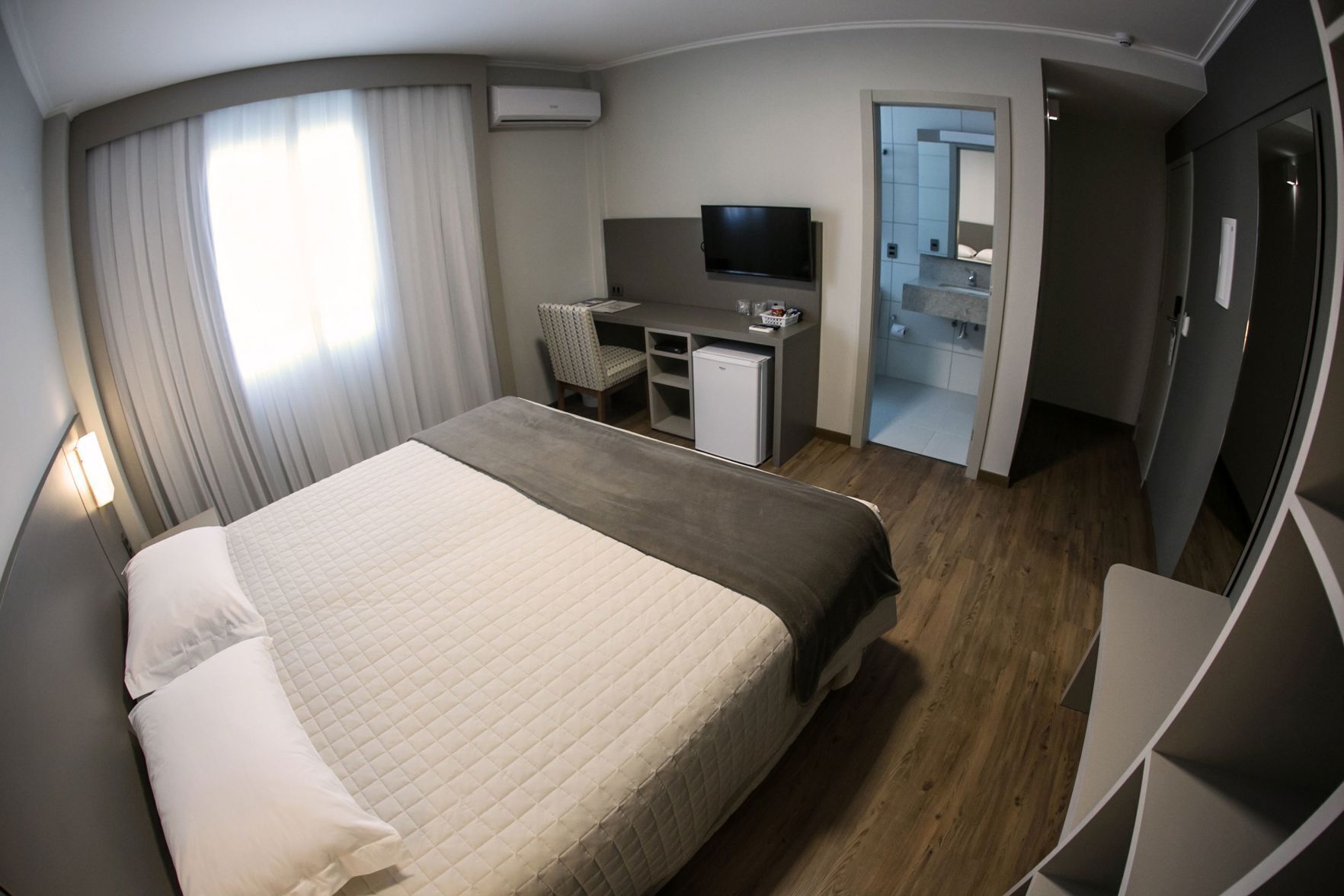 Minibar, safe på rommet, skrivebord og blendingsgardiner