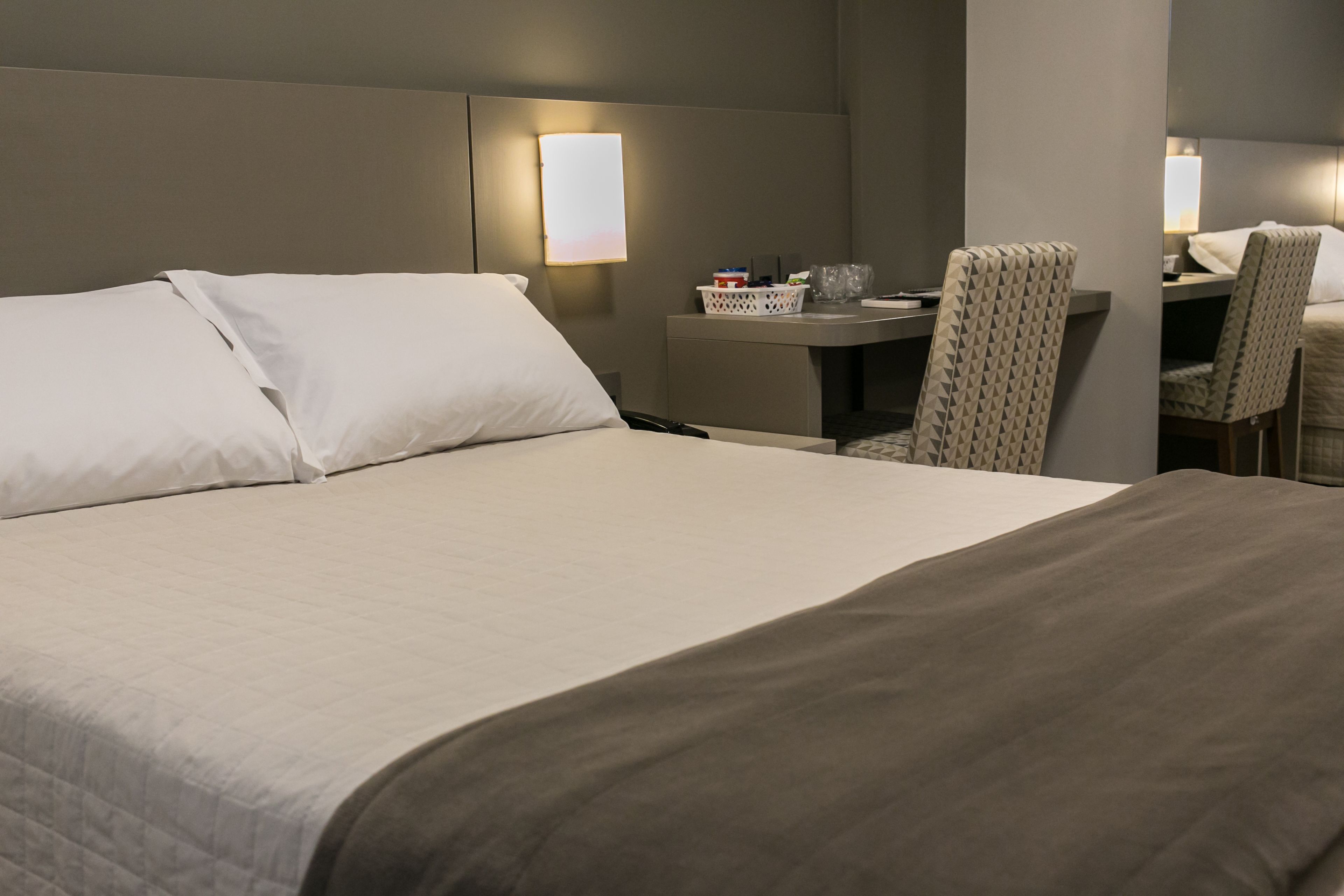 Minibar, safe på rommet, skrivebord og blendingsgardiner