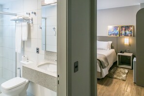 32-tums LCD-tv med kabelkanaler och tv