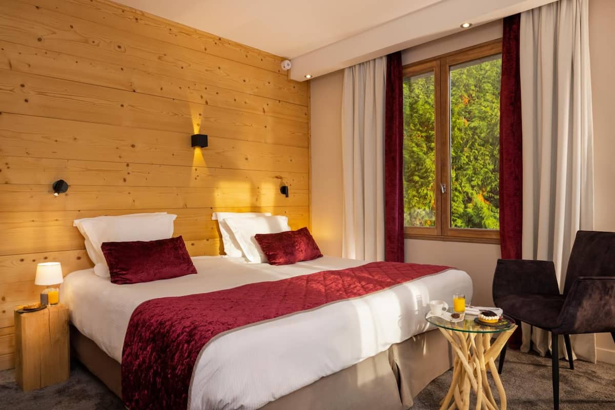 premium bedding, in-room safe, desk, iron/ironing board