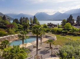 Um resort com piscina, área de estar externa e vista para as montanhas.