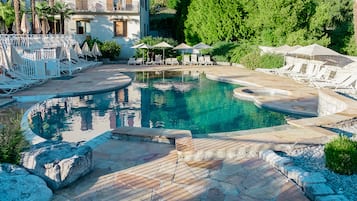 Una piscina al aire libre de temporada