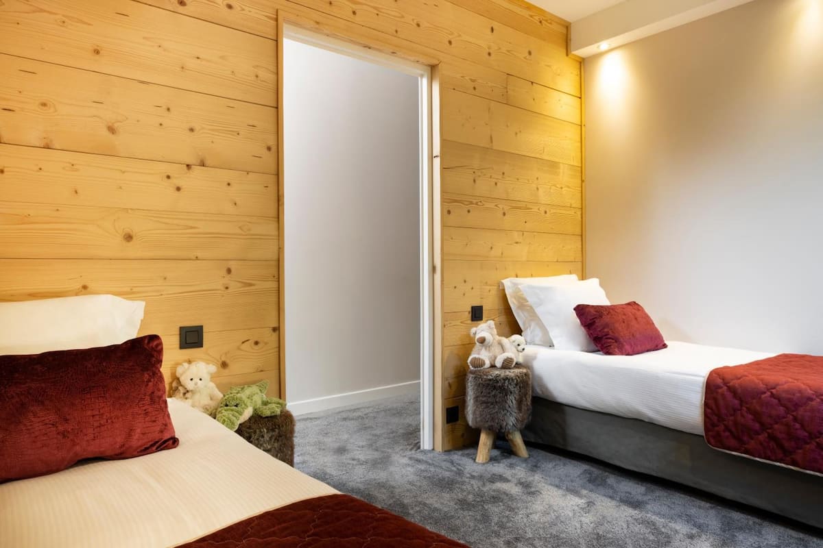 premium bedding, in-room safe, desk, iron/ironing board