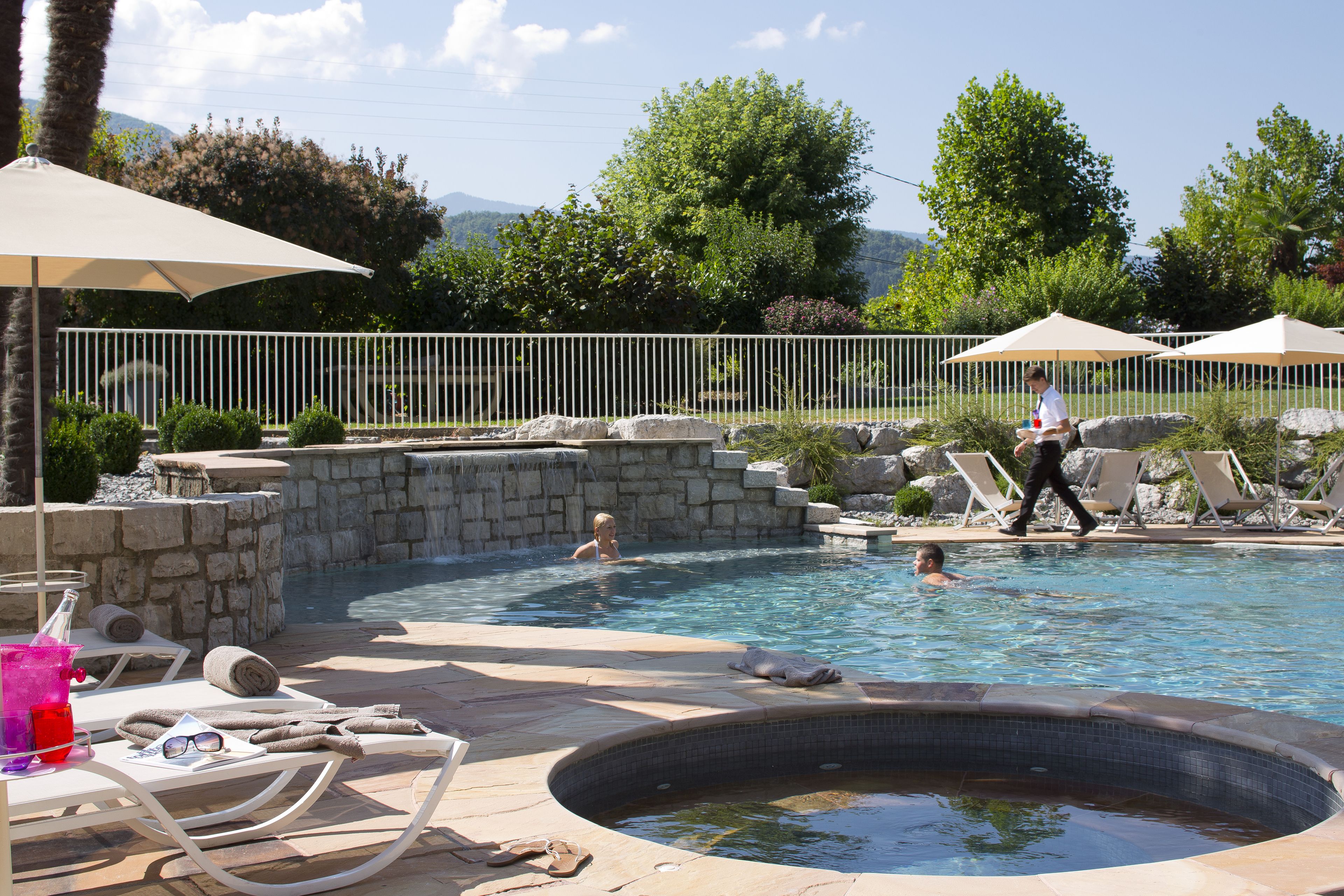 季节性开放的室外游泳池