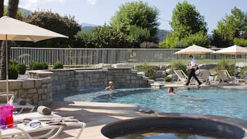 Piscine extérieure (ouverte en saison)