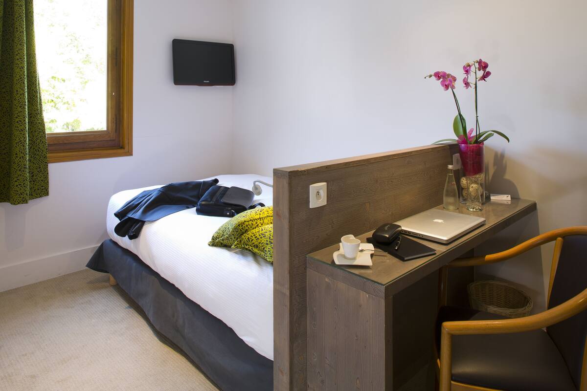 single room, courtyard area | premium bedding, in-room safe, desk, iron/ironing board