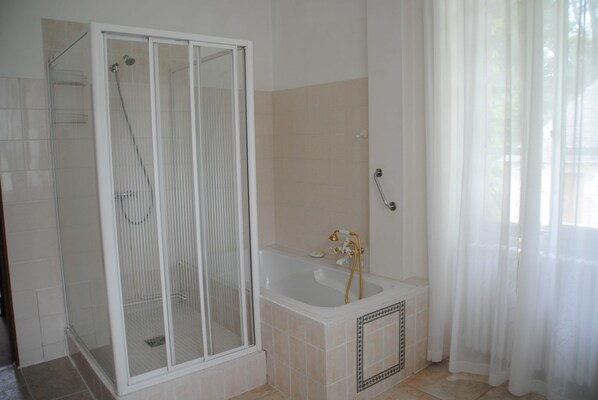 Bathroom - Château de Beauvais (Saint-Amand-Jartoudeix)