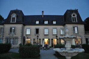 Voorkant accommodatie - avond/nacht
