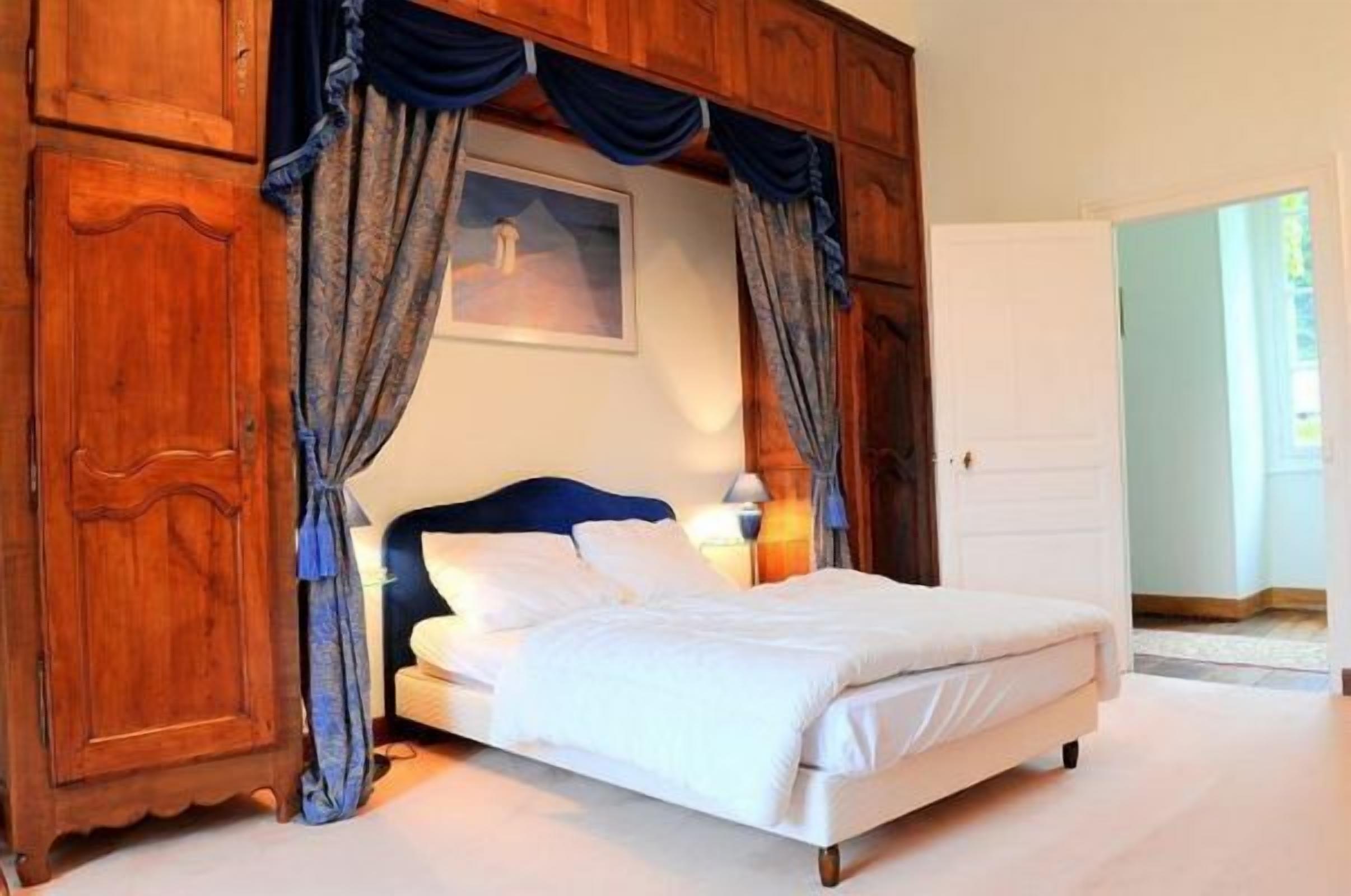 Desk, cribs/infant beds, free WiFi, bed sheets