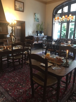 Food and drink - Château de Beauvais (Saint-Amand-Jartoudeix)