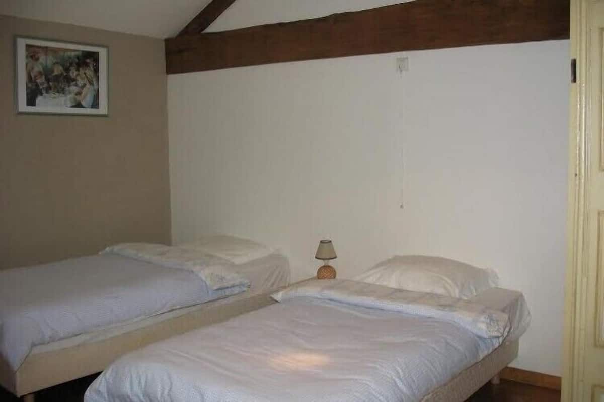 Escritorio, cunas (de pago), wifi gratis y ropa de cama