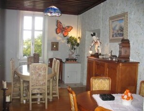 In-room dining - Château de Beauvais (Saint-Amand-Jartoudeix)