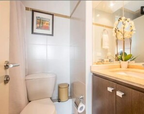 Standard Apartment, 2 Bedrooms | Bathroom | Free toiletries, hair dryer, towels - Altos Alameda apartments (Santiago)