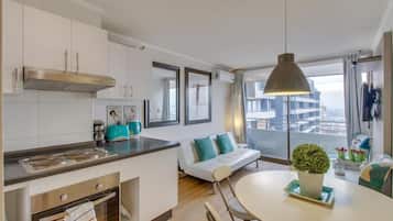 Departamento estándar, 2 habitaciones, con acceso para personas discapacitadas, balcón | Cocina privada | Refrigerador, microondas, horno y cafetera y tetera