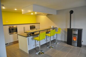 Kjøleskap, mikrobølgeovn, ovn og kokeplater