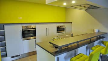 Refrigerador, microondas, horno, lavavajillas