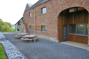 Guests can enjoy meals or gatherings at the outdoor picnic tables amidst a natural setting.