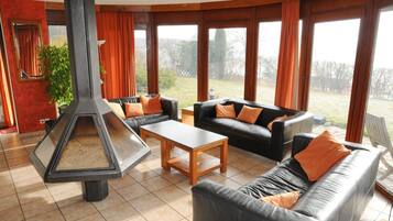 Smart TV, fireplace, DVD player, stereo