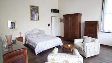 2 bedrooms, iron/ironing board, WiFi