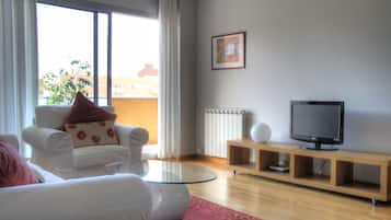 Appartement, 2 chambres, balcon | Coin séjour | Télévision à écran plat