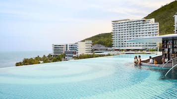 2 piscinas externas, funciona das 9h às 22h, guarda-sóis