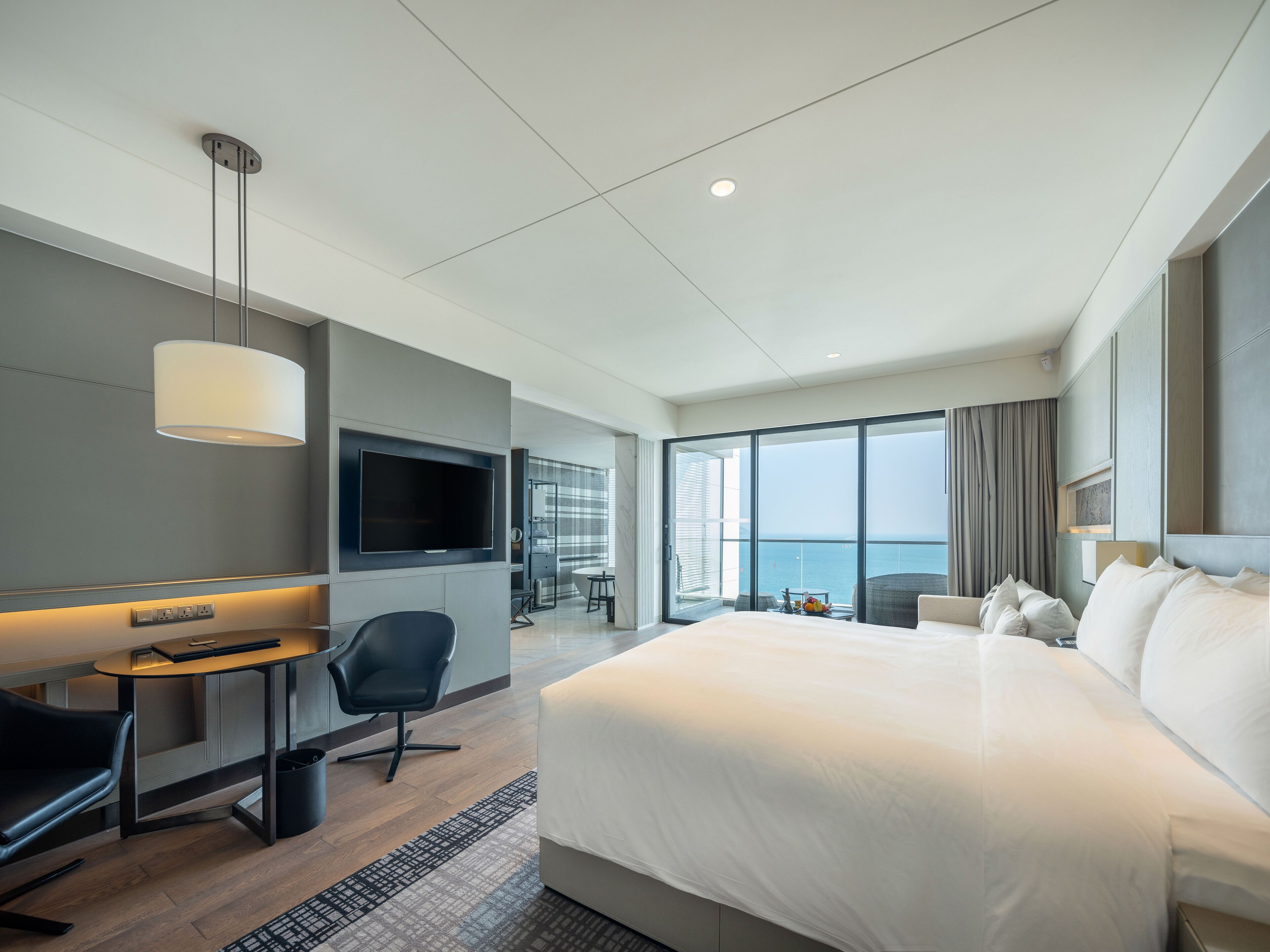 Kamar, 1 Tempat Tidur Queen, pemandangan samudra | Seprai premium, selimut bulu angsa, minibar, dan brankas
