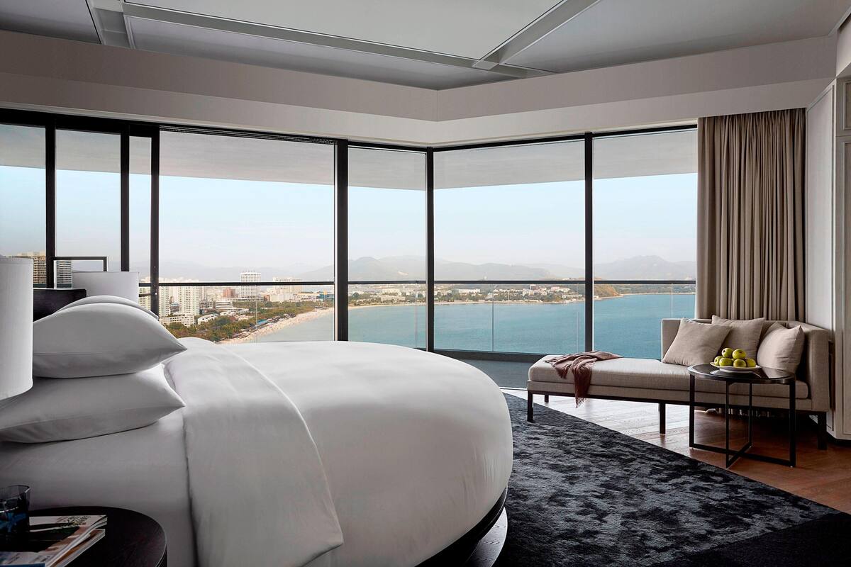 premium bedding, down duvets, minibar, in-room safe