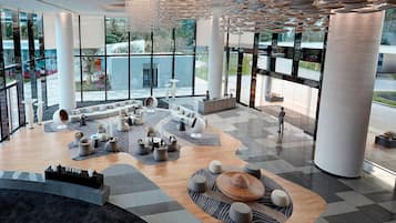Lounge i lobbyen, udsigt til haven, åben hver dag