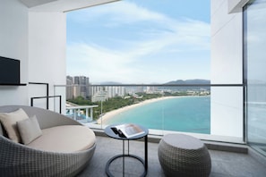 Ylelliset vuodevaatteet, untuvapeitot, minibaari, tallelokero huoneessa