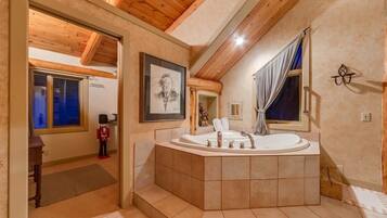Maison Premium, 3 chambres, vue colline, cÎté montagne | Salle de bain | Ensemble douche/baignoire, baignoire à jets, sÚche-cheveux