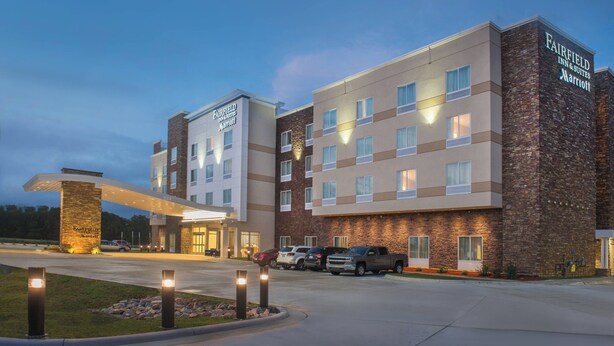 A Fairfield Inn & Suites Marriott hotel with a modern design, featuring a central entrance, multiple parking spaces, and a well-lit facade. - Fairfield Inn and Suites by Marriott Washington (Washington)