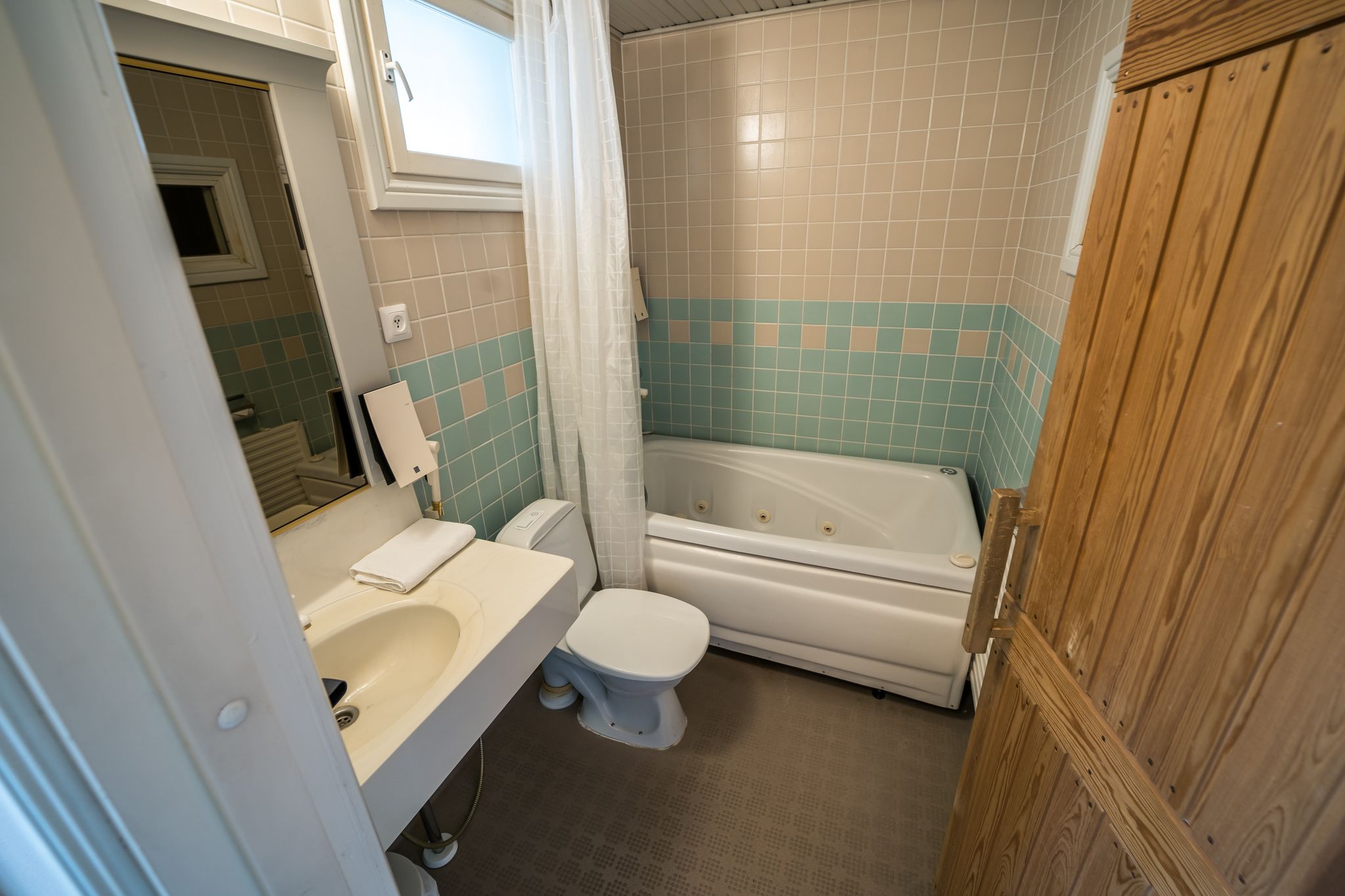 A bathroom with a sink, toilet, and bathtub.