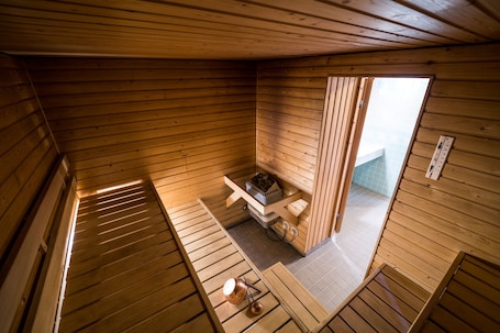 标准双床房, 桑拿浴 (Annex - White House) | 浴室 | 吹风机、毛巾、肥皂、洗发水. 卡罗琳伯格庄园宅邸酒店