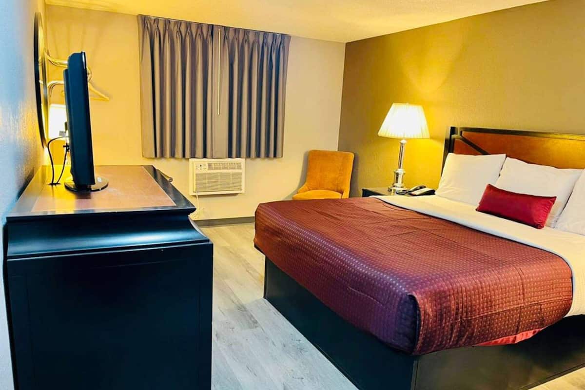 Desk, laptop workspace, blackout drapes, free WiFi