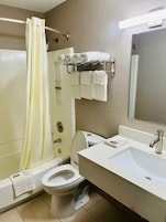 Bañera con ducha, artículos de tocador gratuitos, toallas, jabón