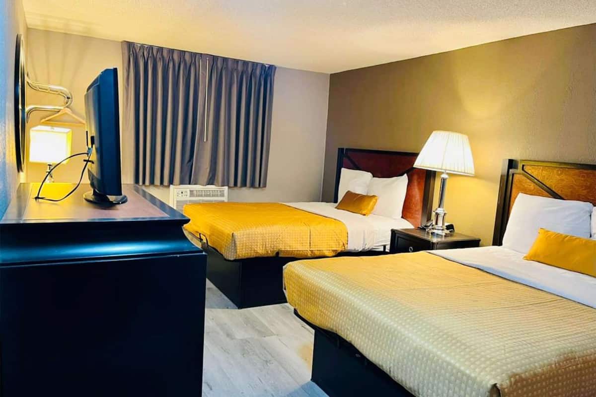 Kamar, 2 Tempat Tidur Queen, Bebas Asap Rokok | Meja kerja, ruang kerja ramah laptop, dan tirai kedap cahaya