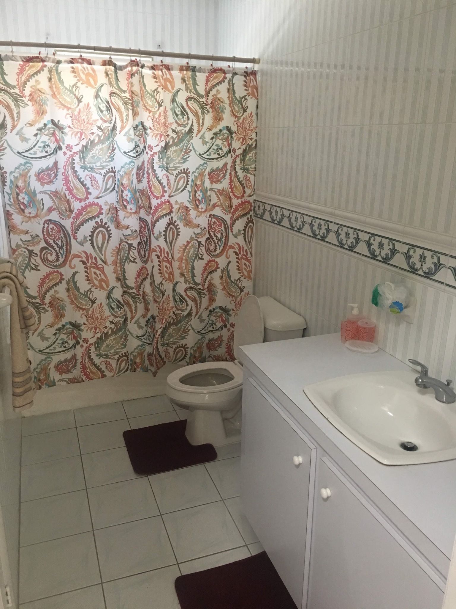 Room, 2 Bedrooms | Bathroom | Combined shower/tub, towels