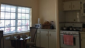 Comfort Suite, 1 King Bed | In-room dining