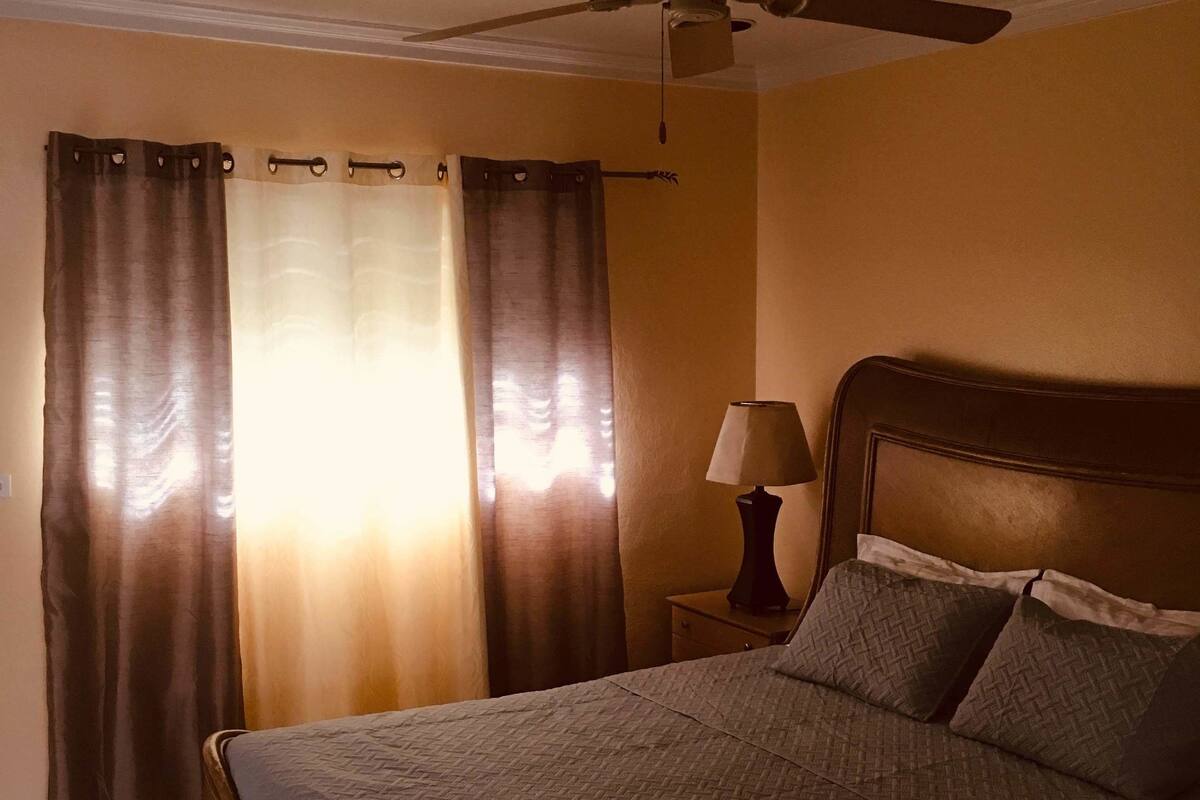 Comfort Suite, 1 King Bed | 1 bedroom, iron/ironing board, WiFi (free)