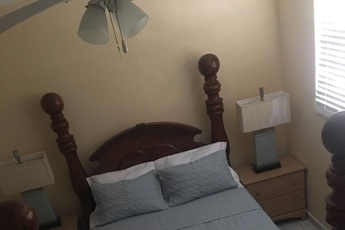 Room, 2 Bedrooms | 1 bedroom, iron/ironing board, WiFi (free)