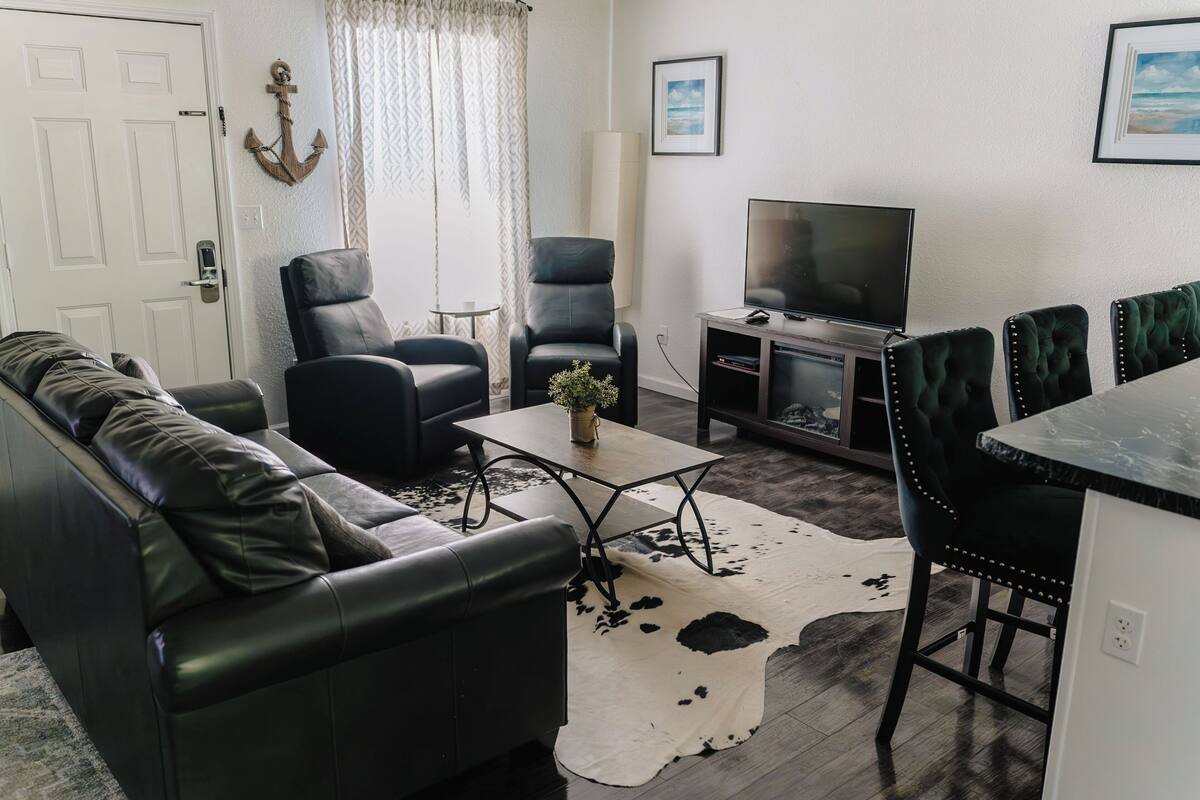 Suite, 1 Queen Bed with Sofa bed, Kitchen | Living area | Flat-screen TV, fireplace