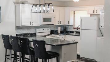 Suite, 1 Tempat Tidur Queen dengan tempat tidur Sofa, dapur | Dapur pribadi | Lemari es, microwave, dan mesin pembuat kopi/teh