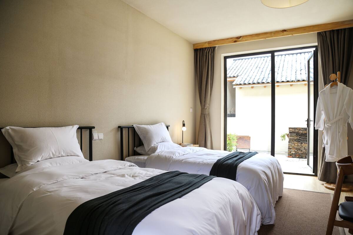 Twin Room | Free cots/infant beds, free WiFi